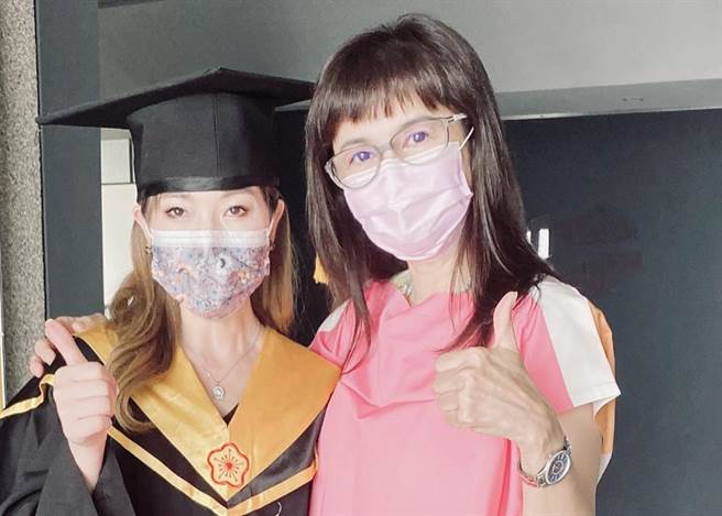 弘光科大妆品系研究生蓝玉芳(左)在副教授施佩缇(右)指导下顺利取得硕士学位。（陈淑娥摄）