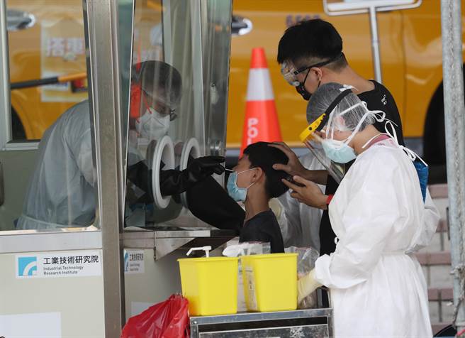 新北市幼儿园群聚22日关键解隔日，新北市长侯友宜在脸书有感而发指出，幼儿园宝宝们年纪太小，都要父母陪同隔离，这些年轻爸爸妈妈正好是我国疫苗政策中的政策孤儿，这些七、八年级生，疫情期间扛起赚钱养家责任，他们不是挑疫苗，而是打不到，轮不到。（资料照，刘宗龙摄）