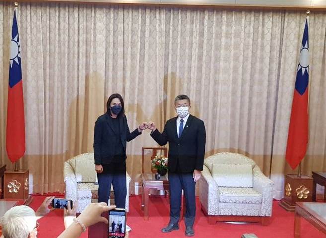 T1職籃聯盟會長錢薇娟（左）拜會立法院副院長、中職會長蔡其昌（右）。（陳筱琳攝）