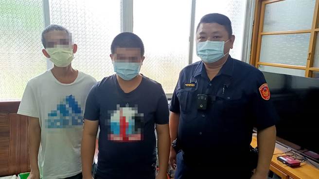 田姓男子想不開（中）經員警耐心安撫情緒並曉以大義，最後由員警帶返派出所安置並通知田男父親前來，也挽回一條寶貴性命。（太平警分局提供／馮惠宜台中傳真）