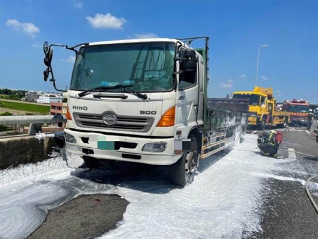 国道3号彰化系统大货车轰燃起火狂烧，彰化县消防局第一大队紧急前往灭火。（国道七队提供／吴敏菁彰化传真）