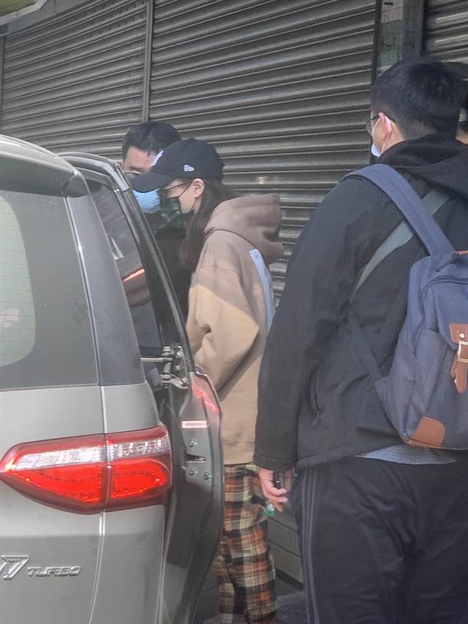 網紅「兔美」蔡依彤遭警方查獲K他命、大麻和搖頭丸都是由她購得，與同居男友梁士華無關，兩人隨即被押上警車。（圖／李文正翻攝）