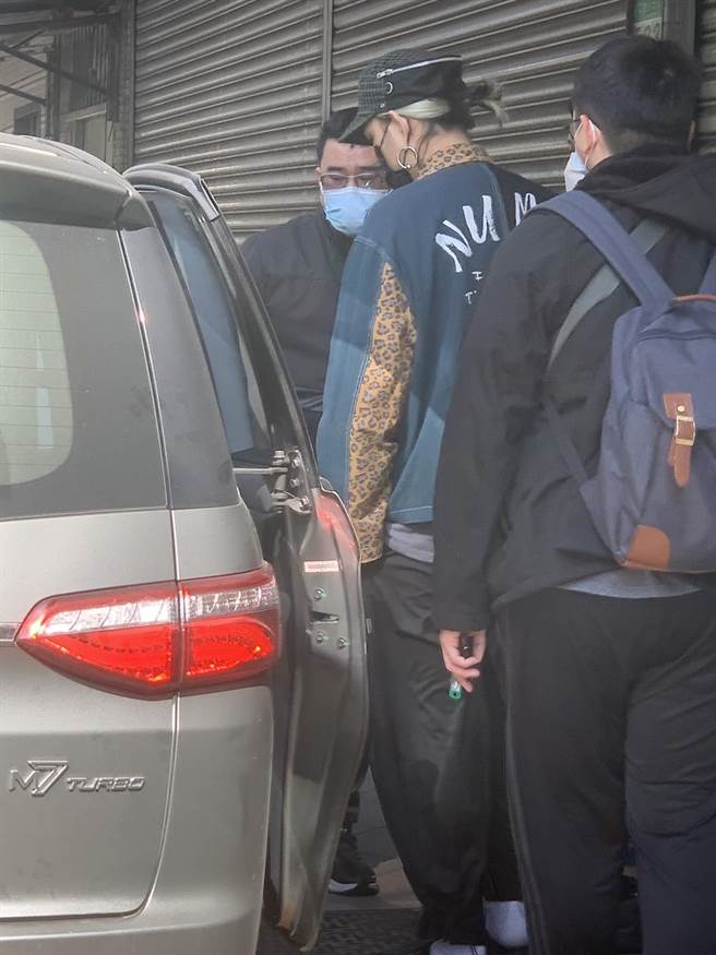 潮牌設計師梁士華與兔美在大安區臥龍街同居，警方搜索後在住處發現毒品，隨即被員警帶回偵訊。（圖／李文正翻攝）