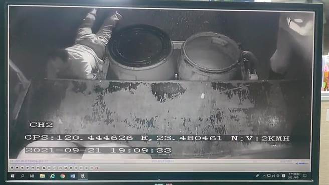 林男追清潔車不慎摔倒扑街。（讀者提供）