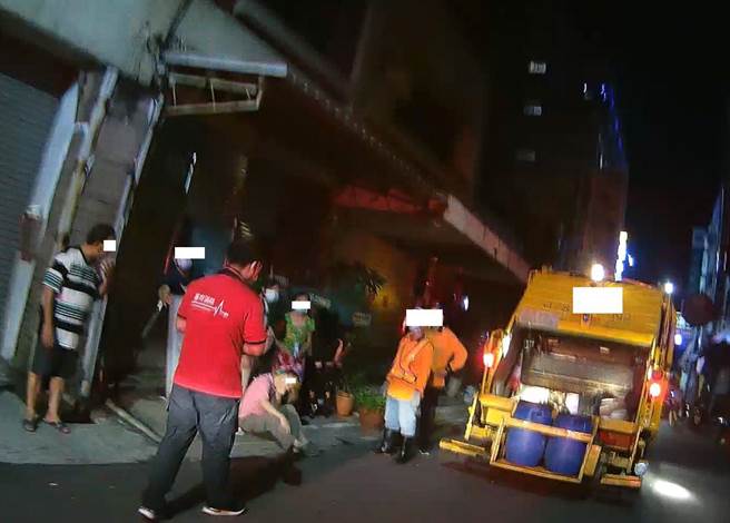 林男摔倒受傷，嘉義市消防局救護人員為他包紮傷口。（讀者提供）