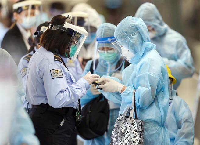 台北市長柯文哲22日表示，國際出入要辦「疫苗護照」，早就是他預料中的事。圖為桃園機場入境旅客。（陳麒全攝）