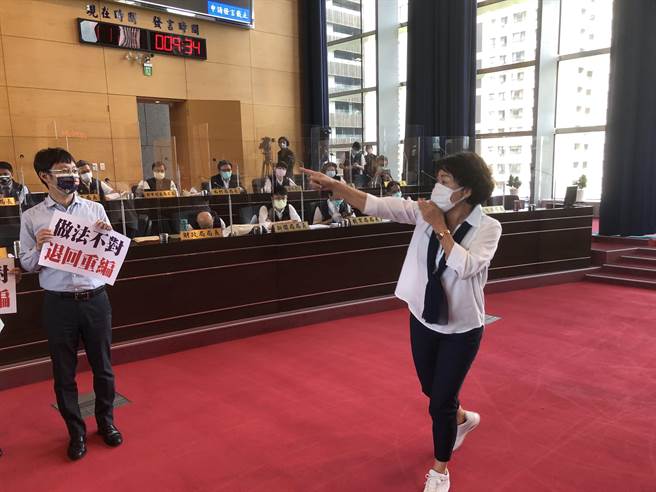 国民党市议员李丽华对呛「市民不会原谅你们」等，蓝、绿双方互呛。(陈世宗摄)