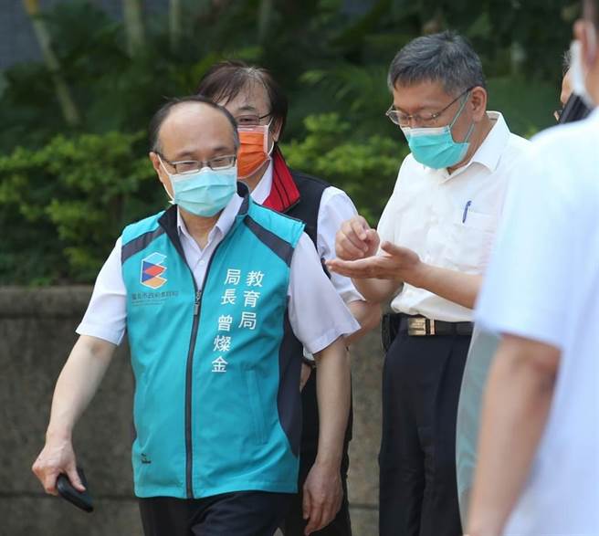 全国高中生22日起开始施打BNT疫苗，台北市长柯文哲（左二）与教育局长曾灿金（左一）一早到育成高中关心施打状况。（王英豪摄）
