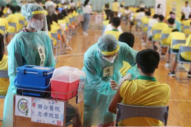 高中生22日起開始施打BNT疫苗，台北市育成高中安排動線為學生施打。（王英豪攝）
