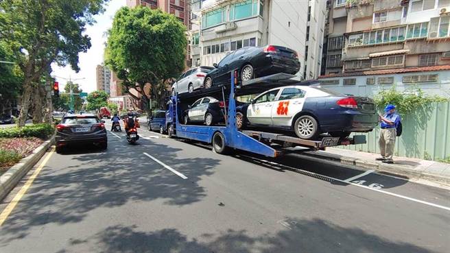 林姓驾驶站在货车前方遭卷入车底，警消将货车驾驶送医抢救当中。（图／民眾提供）
