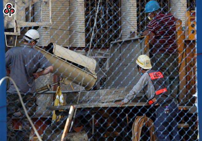 行政院长苏贞昌、经济部长王美花、劳动部长许铭春日前均表态要「与劳工分享经济成长的果实」。（）