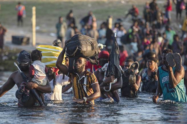 美国与墨西哥的边境近期涌入大批来自海地的移民，希望渡河进入美国。（图／美联社）