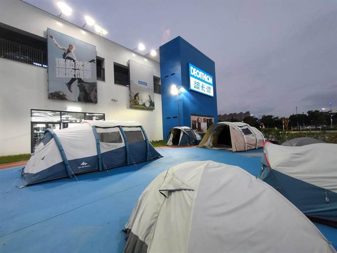 「迪卡侬亚湾旗舰店」位于高雄亚洲新湾区中华五路时代大道路口，即梦时代购物中心斜对面，占地4000坪。（柯宗纬摄）