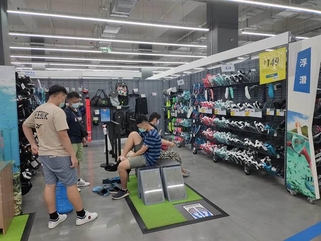 「迪卡侬亚湾旗舰店」位于高雄亚洲新湾区中华五路时代大道路口，即梦时代购物中心斜对面，占地4000坪。（柯宗纬摄）