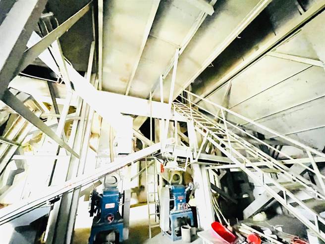 立委楊瓊瓔委員22日邀請農糧署署長胡忠一及農業局副局長蔡勇勝前往大雅區農會，關切倉儲設備自動化礱穀機械更新改善工程。（陳淑娥攝）