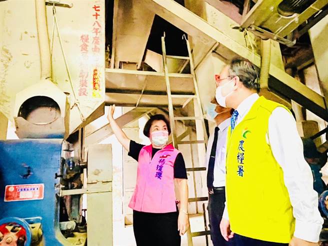 立委楊瓊瓔委員22日邀請農糧署署長胡忠一及農業局副局長蔡勇勝前往大雅區農會，關切倉儲設備自動化礱穀機械更新改善工程。（陳淑娥攝）