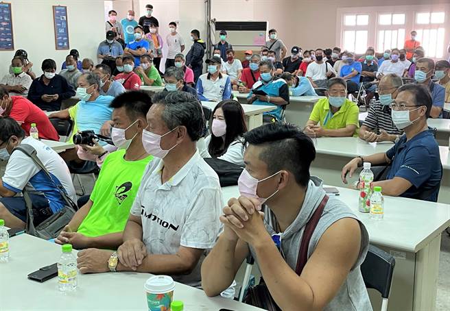 航港局嚴格稽查漁船違建禁止出海，澎湖上百漁民集結陳情抗議。（陳可文攝）