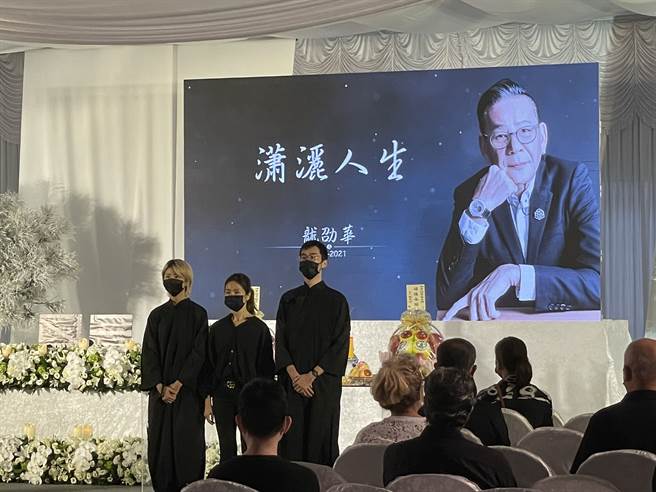 龍劭華最後一程 托腮微笑遺照曝光。（圖/陳俊吉攝）