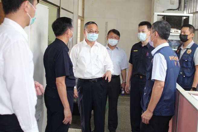 警政署长陈家钦（中）到竹东分局慰劳侦破击鼓舞狮侮辱公署案的专案人员。（新竹县警局提供／罗浚滨新竹传真）