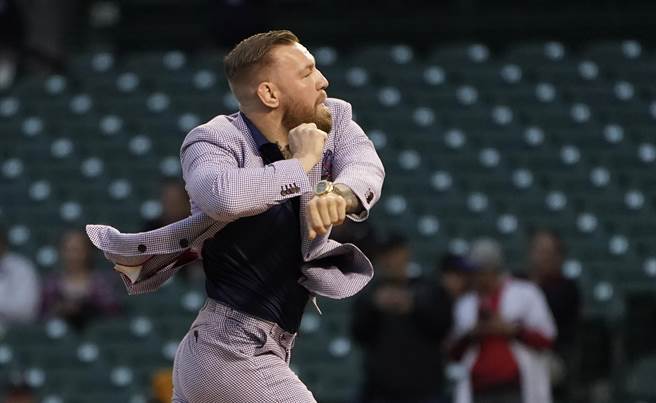 麦葛雷格上演大暴投(美联社)