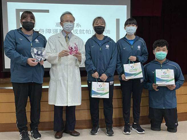 2020東京帕奧選手田曉雯（中）、林姿妤（右二）、陳亮達（右一）22日一同到高醫向醫療團隊致謝，並向大家分享備戰帕奧及參賽的心路歷程。（洪浩軒攝）