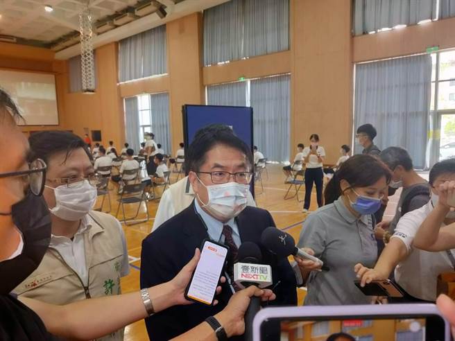 台南市長黃偉哲特別前往慈濟高中視察接種作業及流程動線，並關懷施打疫苗的同學們。（洪榮志攝）