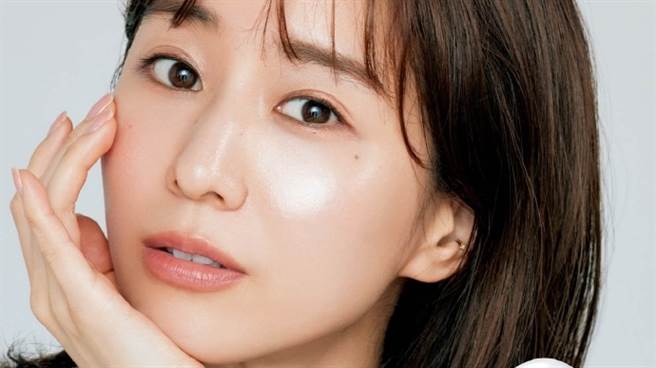 田中美奈实（田中みな実）近日除了推出新戏，也登上女性杂志担任封面人物。（图／MAQUIA）