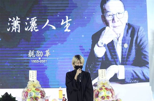 陈璇在爸爸龙劭华告别式上念祭父文泪崩。(图／陈俊吉摄)