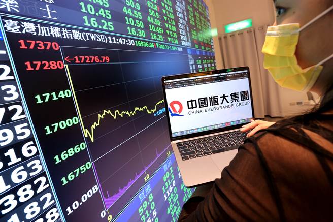 22日是中秋連假後首個台股交易日，在市場不確定性升高及受補跌效應影響下，開盤一度下挫逾400點，電金傳產表現全面疲弱，終場收在17925點，下跌350點，跌幅2.03％，失守一萬七千點大關及半年線，成交量為2930.29億元。（黃世麒攝）