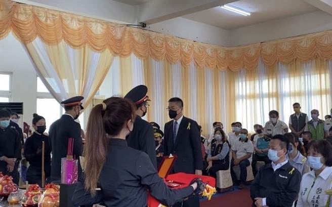 內政部長徐國勇前來參加翁翊凱告別式並追頒消防獎章。（張亦惠攝）