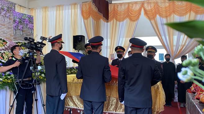 翁翊凱今天出殯，現場舉行消防旗及國旗覆旗儀式。（張亦惠攝）