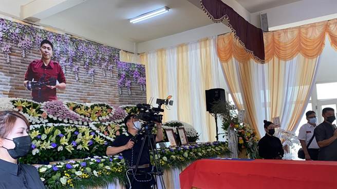 翁翊凱今天出殯，現場舉行消防旗及國旗覆旗儀式。（張亦惠攝）