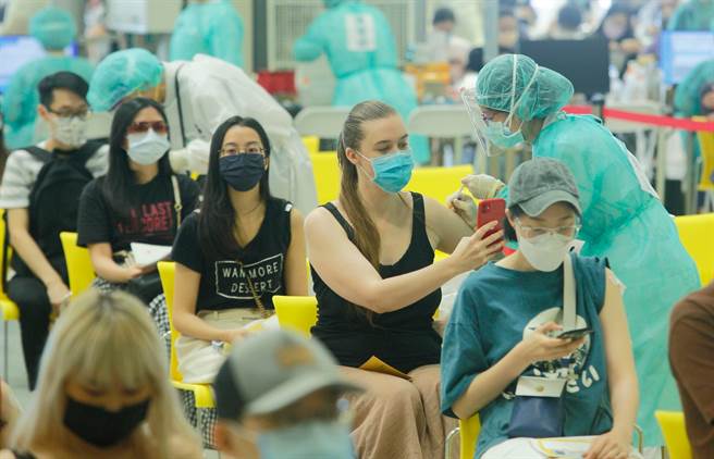 美國十一月將祭出防疫新規，要求所有入境旅客接種完整的兩劑疫苗，目前核准的疫苗品牌包含BNT、莫德納、嬌生。（資料照片／張鎧乙攝）