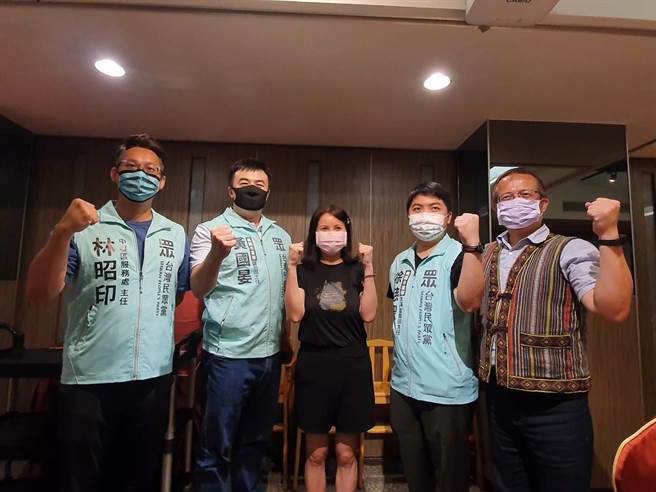 台灣民眾黨桃園市黨部副主委秦詩雁（中）宣布，民眾黨目前規畫要在桃園7個區派員投入議員選舉。（陳夢茹攝）