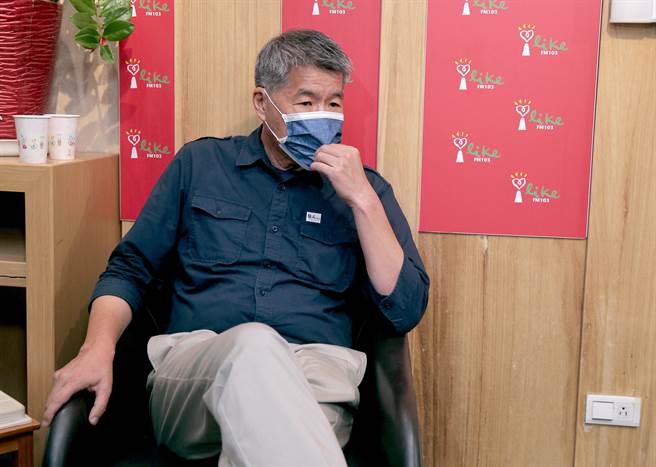 国民党主席选举即将进行投票，一跃成为黑马的国民党主席候选人张亚中今天接受中广董事长赵少康专访，两人唇枪舌战，引起网友观战。(粘耿豪摄)