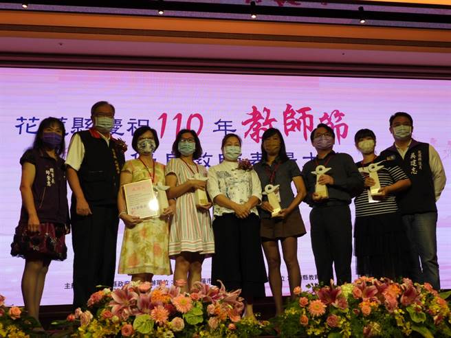 花莲县长徐榛蔚与获花莲县110年特殊优良教师的5名老师合照，感谢他们对教育的奉献。（罗亦晽摄）