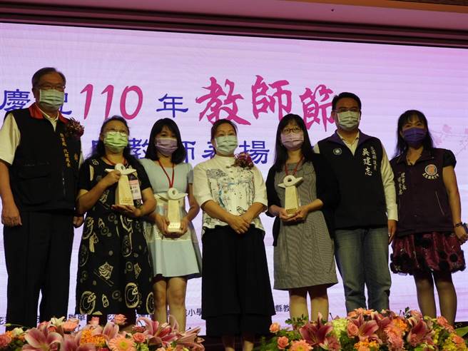 花莲县长徐榛蔚与获花莲县110年杰出代理教师的3名老师合照，感谢他们对教育的奉献。（罗亦晽摄）