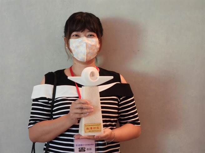 目前任教于花莲新城国小的锺怡君认为，给予每个人选择机会很重要，「每个孩子只要有机会，都可以享受成功的经验」。（罗亦晽摄）