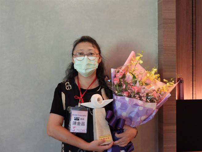 杰出代理教师之一的陈金品，是花莲丰滨国中学生心中的人师慈母，晚上时常陪同学生住校，协助班上夜辅，甚至怕学生读书读到肚子饿还特别准备宵夜，无私奉献深获亲师生敬佩。（罗亦晽摄）