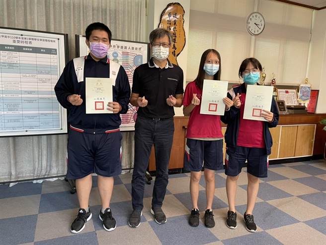 大甲高中有22位學生上學期修課時數達18小時，獲頒十八達人證書。（陳淑娥攝）