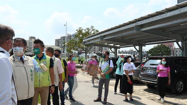 市长黄伟哲（左二）视察新市区富安三街停车场刚启用的太阳光电停车棚。（张毓翎摄）