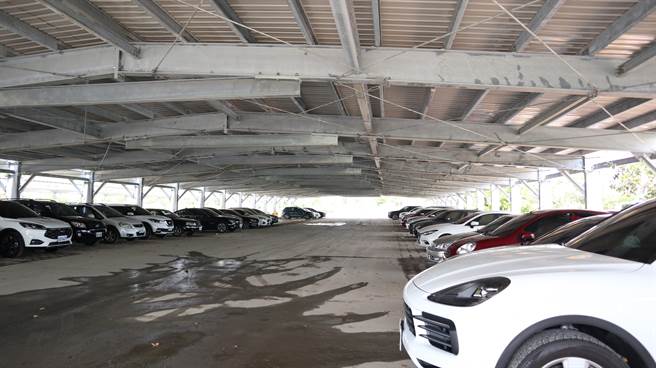 新市区富安三街停车场盖太阳光电停车棚，使用率大幅增加了10倍。（张毓翎摄）