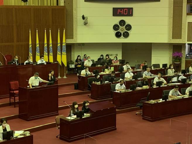 台北市长柯文哲22日赴议会报告第2次追加减预算。（黄婉婷摄）