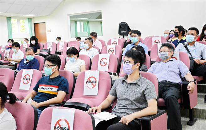 莲雾产区农民与农会，盼农委会针对大陆莲雾禁销令拿出相关配套。（林和生摄）