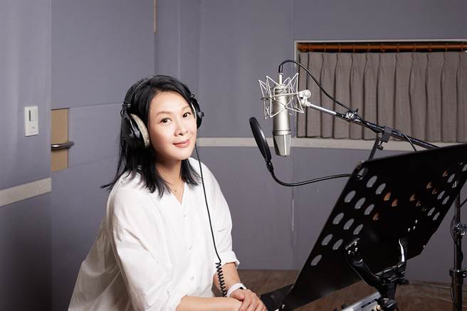 为「爱奇儿家庭救助计画」拍摄影片，是刘若英在三级警戒降级后的第一个工作。（爱最大慈善光协会）