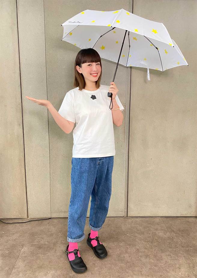 魏如萱与儿子小路易一起作画，手绘设计「星星雨伞」。（爱最大慈善光协会）