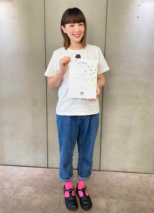 魏如萱与儿子小路易一起作画，手绘设计「星星雨伞」。（爱最大慈善光协会）