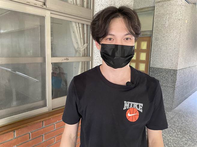 國立台灣戲曲學院綜藝團老師何明昌，也是表演藝術者，帥氣的臉龐，玩起特技，精準到位，其實小時候是個「害羞男孩」。（張妍溱攝）