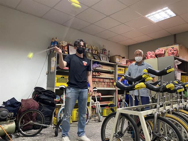 何明昌（左）說，小時不怎麼愛念書，於是將重心放在校內特技團，包括，獨輪車、流星球、扯鈴、陀螺等，樣樣精通。（張妍溱攝）