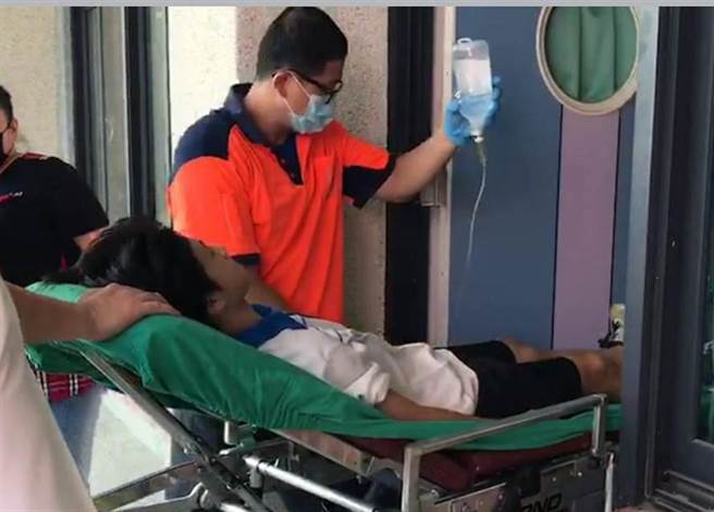 台南市關廟國中高三男生打完BNT後出現暈針現象被送到保健室休息。（讀者提供／洪榮志台南傳真）
